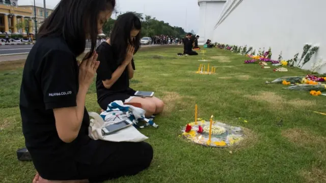 Người dân khóc thương Vua Bhumibol Adulyadej