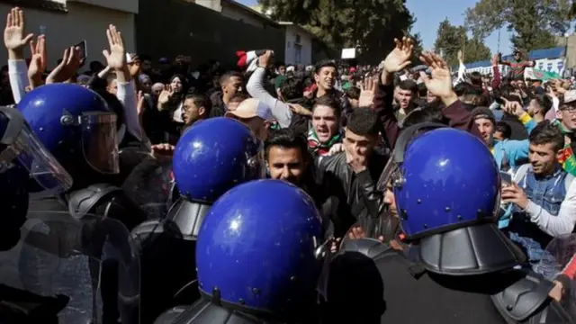 Igipolisi cakoresheje ibimodoka bisukira amazi mu gusanzaza abanyeshure bari mu myiyerekano ku mugwa mukuru Alger