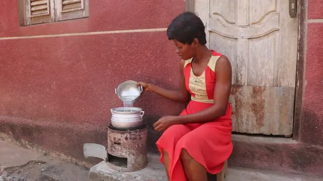 Cuisine traditionnelle au biocharbon d'Affery en Côte d'Ivoire