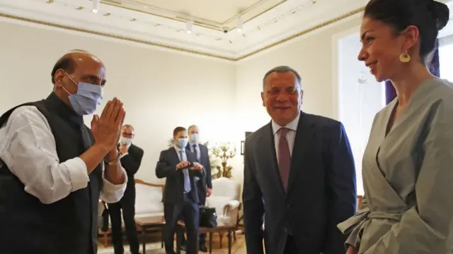 El ministro de defensa de India, Rajnath Singh (izq.) y el vice primer ministro de Rusia, Yuri Borisov (centro)