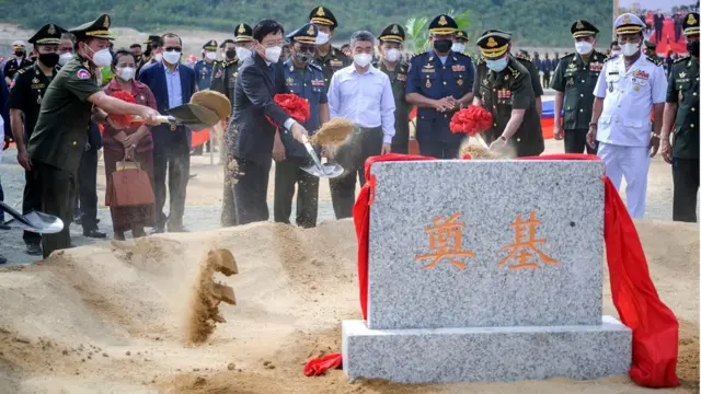 2021年12月17日，中国国防部援建柬埔寨东盟军用枪射击比赛场和宪兵训练馆项目开工仪式在柬埔寨磅清扬省举行