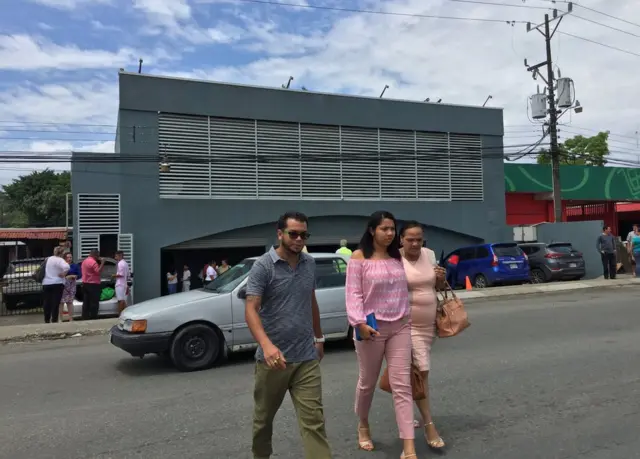 Gente saliendo del culto. (Foto: Tamara Gil/BBC Mundo)