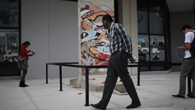 Estudiantes latinos y negros en MDC.