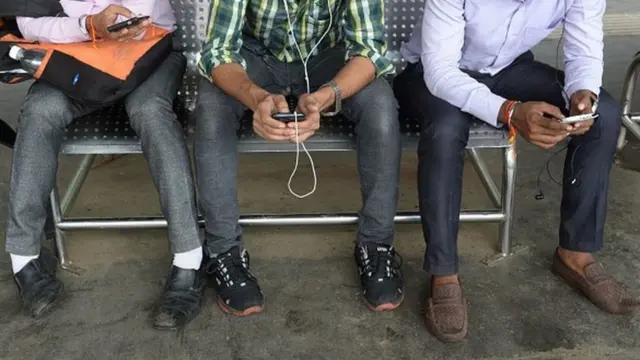 ఫోన్లు వాడుతున్న యువకులు