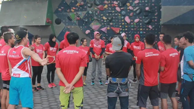 Aries Susanti Rahayu dan para atlit panjat tebing lainnya sedang melakukan doa bersama sebelum memulai latihan di Stadiun Mandala Krida Yogyakarta, Selasa (22/05).