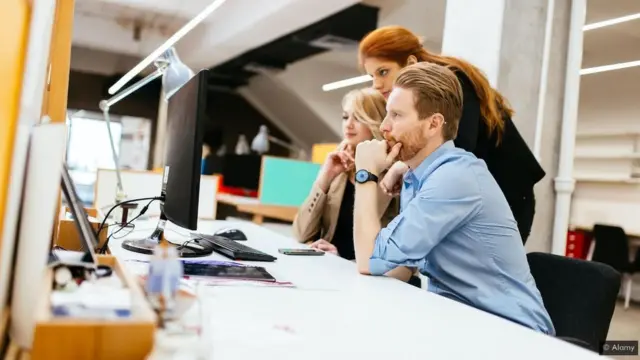 Troje zaposlenih ispred kompjutera