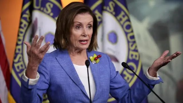 نانسي بيلوسي في مؤتمر صحفي