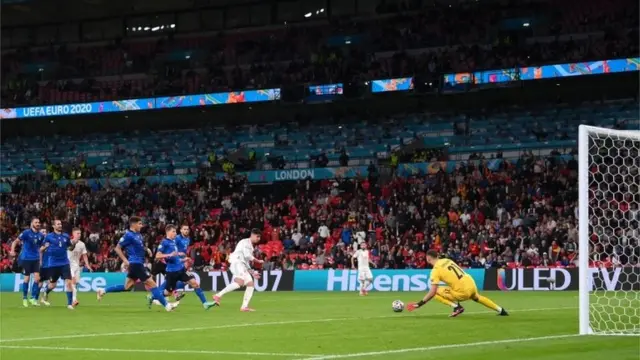 Álvaro Morata dispara al arco