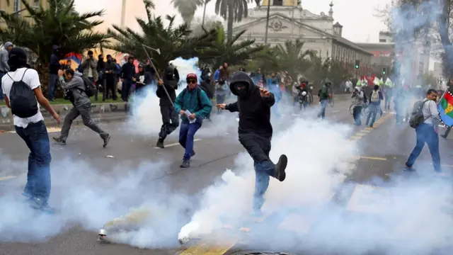 Enfrentamiento entre encapuchados y policía.