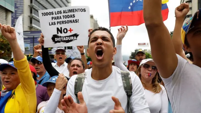Manifestantes opositores.
