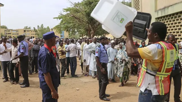 Election officer for Nigeria show empty ballot box to pipo