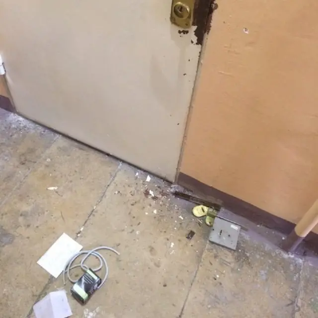 Дверь в офисе