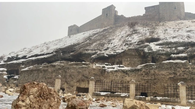 У древней крепости в Газиантепе - памятника ЮНЕСКО - из-за землетрясения рухнула часть стены
