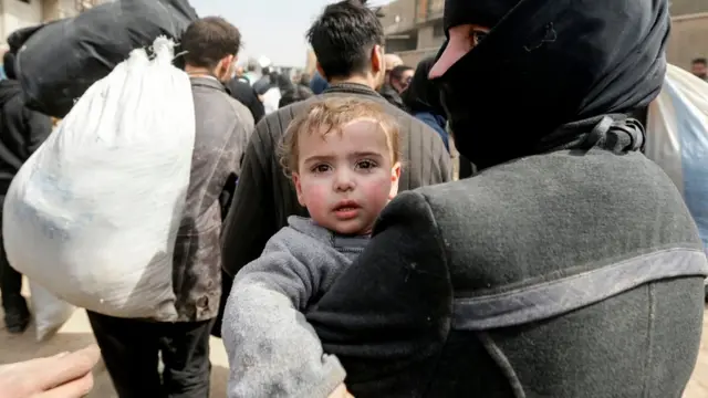 Mulher síria carrega bebê caminhando para foradeposito minimo casas de apostasGhouta oriental