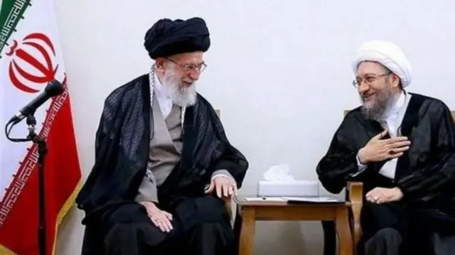 رسیدگی ویژه به دادگاه "متهمان اقتصادی" به دو سال پیش باز‌می‌گردد؛ زمانی که با بحران ارزی در ایران صادق آملی لاریجانی، رئیس وقت قوه قضائیه خواستار برپایی دادگاه‌های ویژه‌ای برای رسیدپی به جرائم اقتصادی شد