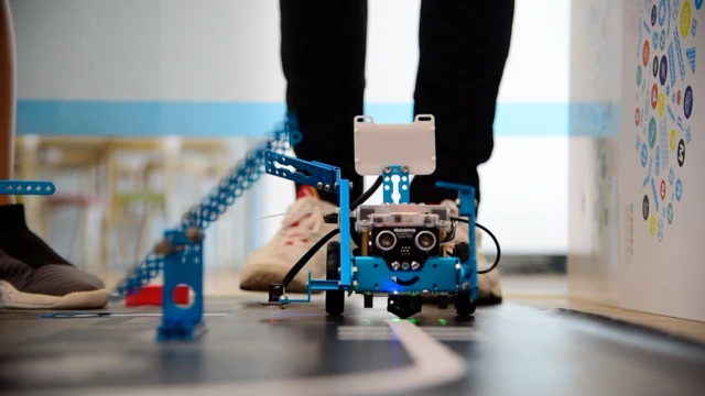 मिलान मुलांना रोबोटिक्स शिकवतात.