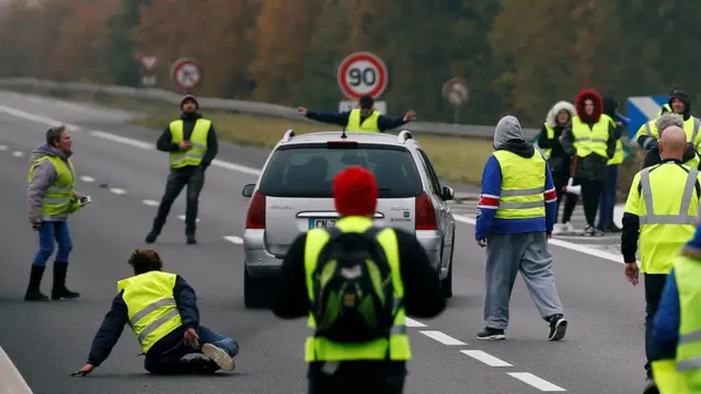 Um carro avança sobre um grupoceara x coritiba palpite'coletes amarelos', os manifestantes franceses que estão paralisando vias contra aumento do preço do diesel na França