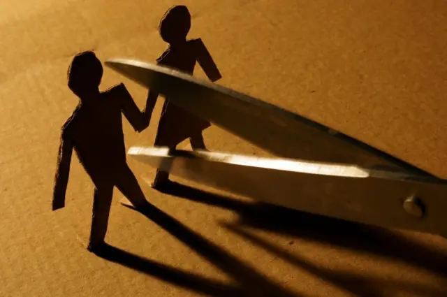 ఒక జంట బొమ్మను కత్తిరిస్తున్న దృశ్యం