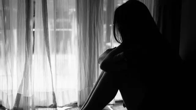 Obinrin kan ninu okunkun