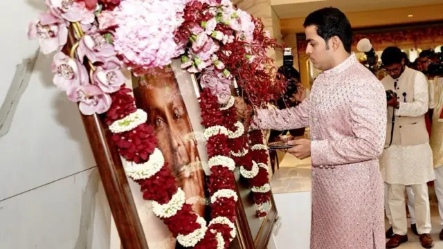 શુભ પ્રસંગે પરિવારના મોવડી ધીરુભાઈ અંબાણીના આશિર્વાદ લેતા વરરાજા આકાશ અંબાણી