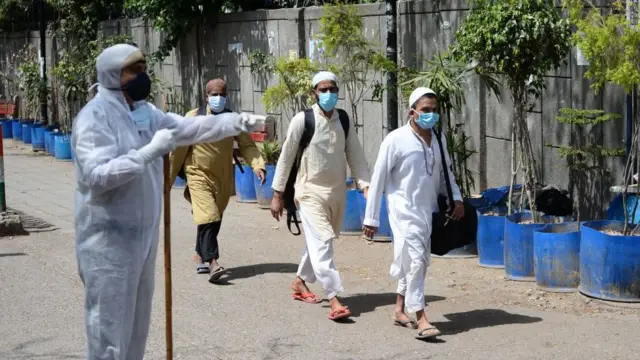 লোকজনকে সরিয়ে নিচ্ছে পুলিশ।