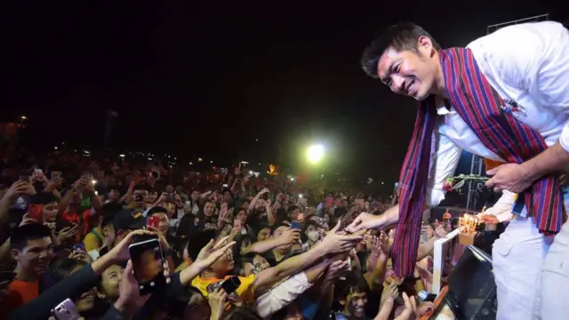 Thanatorn Juangroongruangkit greeting his young supporters at a rally