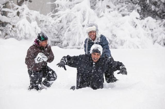 Барак Обама с дочерями в снегу