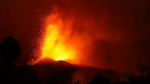 Vulcão Cumbre Vieja expelindo lava