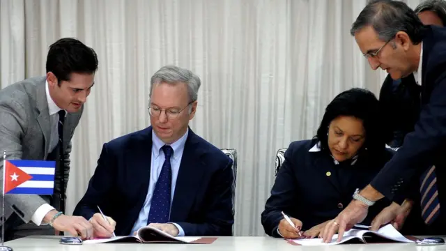 El presidente ejecutivo de Google, Eric Schmidt, y la presidenta de Etecsa, Mayra Arevich.