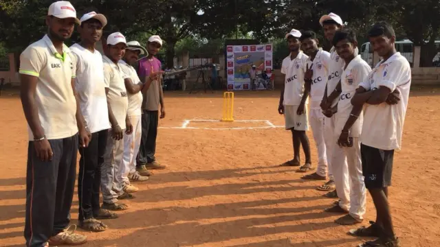 இறுதிப்போட்டி துவங்குவதற்கு முன்பு அணிவகுத்து நின்ற ஈரோடு ஸ்டார்ஸ் மற்றும் ராமநாதபுரம் சீ ரைடர்ஸ் அணிகளின் வீரர்கள்