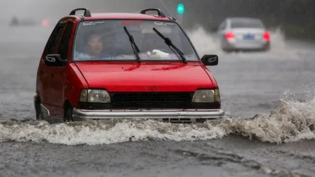 Un auto avanza por una calle inundada en Lianyungang, en la provincia de Jiangsu.