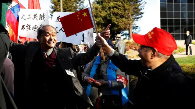 支持蔡英文的群眾與親北京示威者在蔡英文下榻酒店外對罵(14/1/2017)