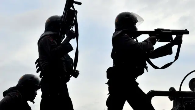 জাকার্তায় ২০১২ সালে সরকার বিরোধী বিক্ষোভ দমনে বিশ হাজার পুলিশ ও সৈন্য মোতায়েন করা হয়। ১৯৯৮সালে একইধরনের বিক্ষোভের ফলে সরকার পতন ঘটেছিল।