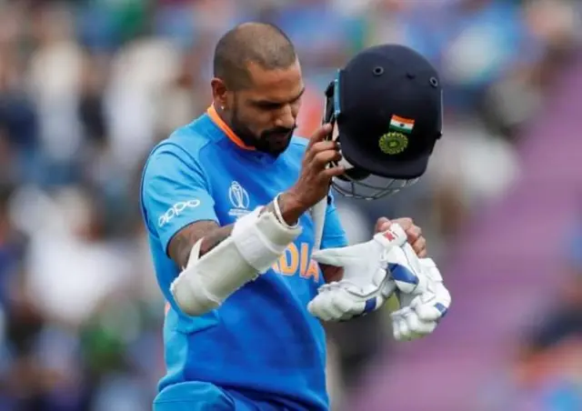 அவுட் ஆகி வெளியேறும் ஷிகர் தவான்