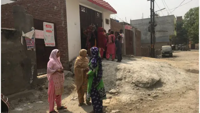 आसपास के लोग