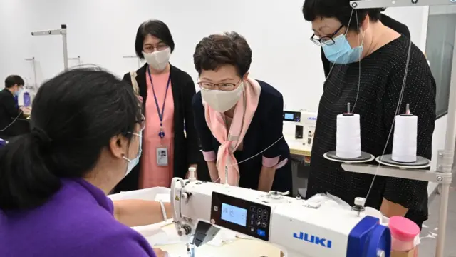特首林鄭月娥視察口罩生產點。