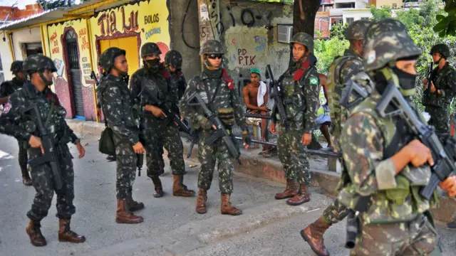 Quân đội Brazil tuần tra trong một khu favela ở Rio de Janeiro trong một chiến dịch chống băng nhóm ma túy.