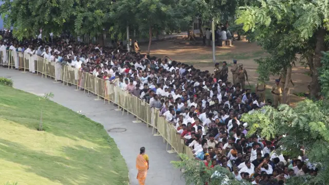 மறைந்த தமிழக முதல்வரின் பூதவுடலுக்கு அஞ்சலி செலுத்த ஆயிரக்கணக்கில் திரண்டிருக்கும் மக்கள் கூட்டம்
