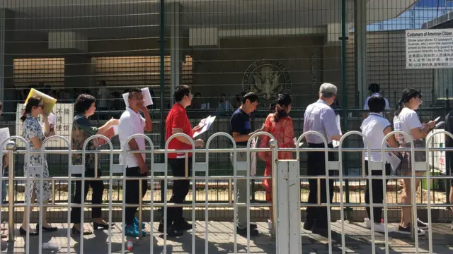 北京美国驻华大使馆的排队民众（26/7/2018）