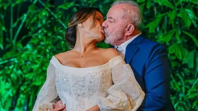 Vestidacodigo promocional da brazino777noiva, Janja beija Lula, que a abraça por trás