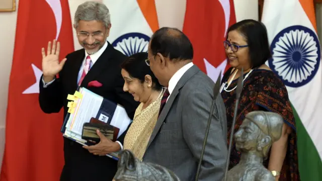 पूर्व विदेश मंत्री सुषमा स्वराज के साथ एस जयशंकर और अजीत डोवाल