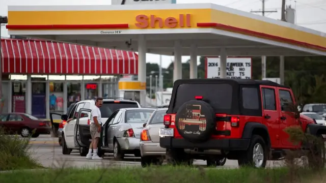Cola de vehículos en una estación de gasolina en Carolina del Sur.