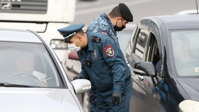 Polis maşını yoxlayır