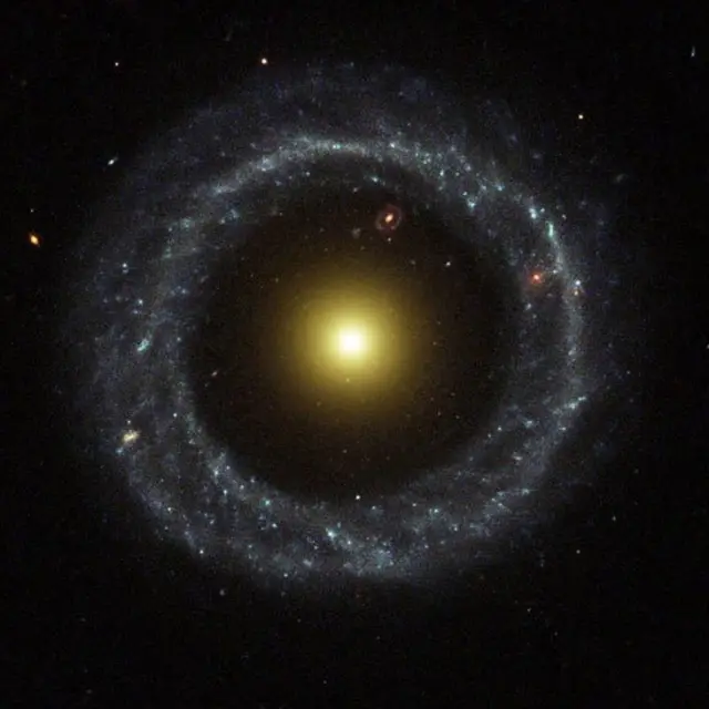 Objeto de Hoag, un anillo de estrellas jóvenes azules rodeando un núcleo de estrellas amarillas más viejas