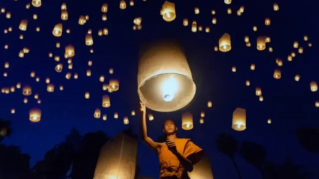 Un monje con lámparas con luces