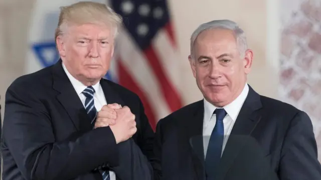 Presiden Donald Trump bersalaman dengan PM Benjamin Netanyahu saat kunjungan ke Israel bulan lalu.