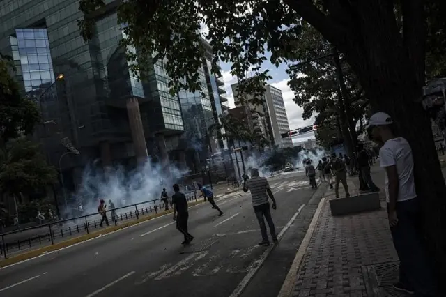 베네수엘라 수도 카라카스의 한 도로에서 최루탄 연기가 피어오르고 있다