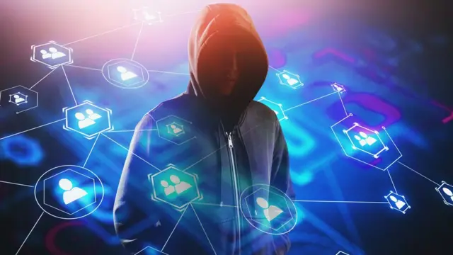 Hombre encapuchado rodeado de red inalámbrica.