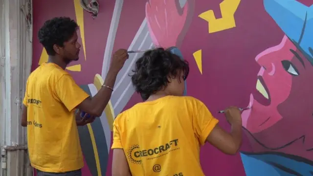 স্টেডিয়াম সাজানো হচ্ছে গোলাপি রঙে।