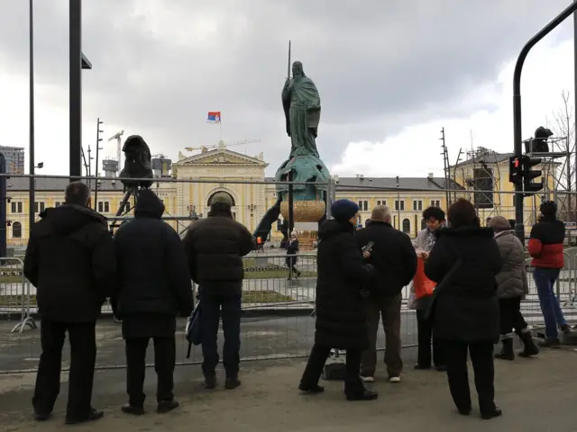 Radoznali Beograđani i Beograđanke razgledaju spomenik uoči otvaranja